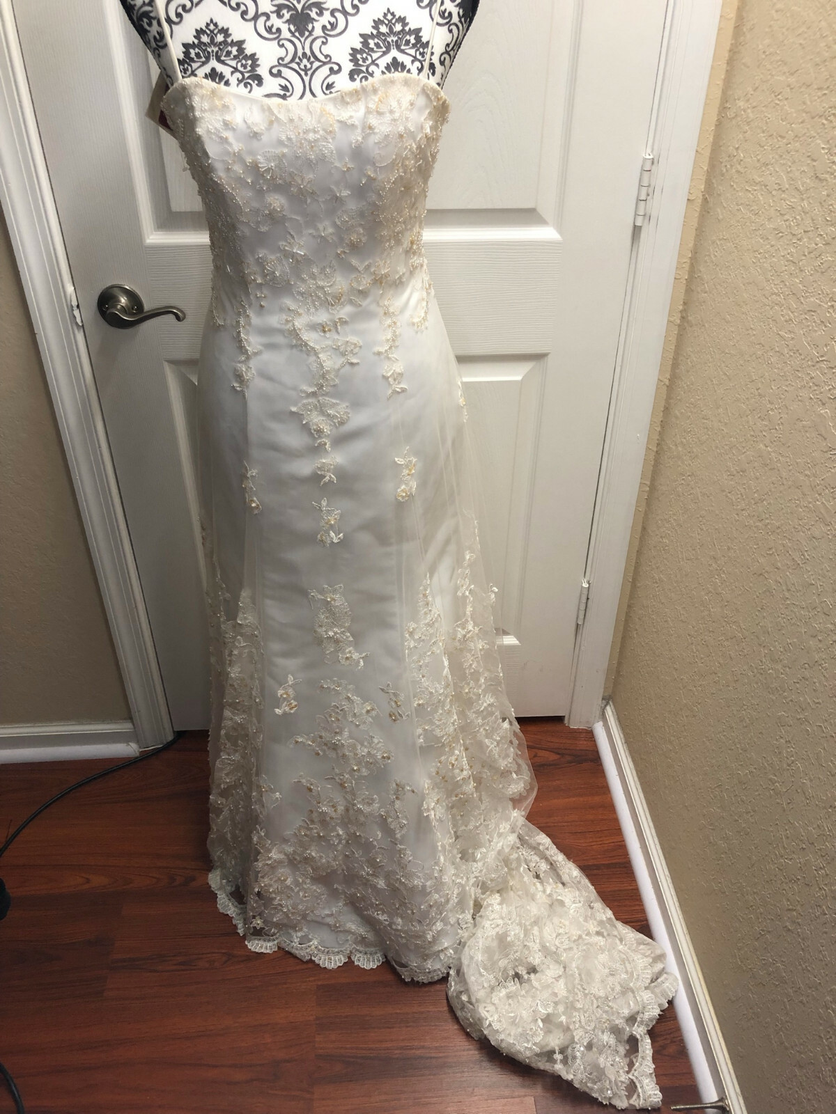 Alfred Angelo Wedding Dress Sleeveless Chest 36″ Waist 29″ Length 49″ Read Below