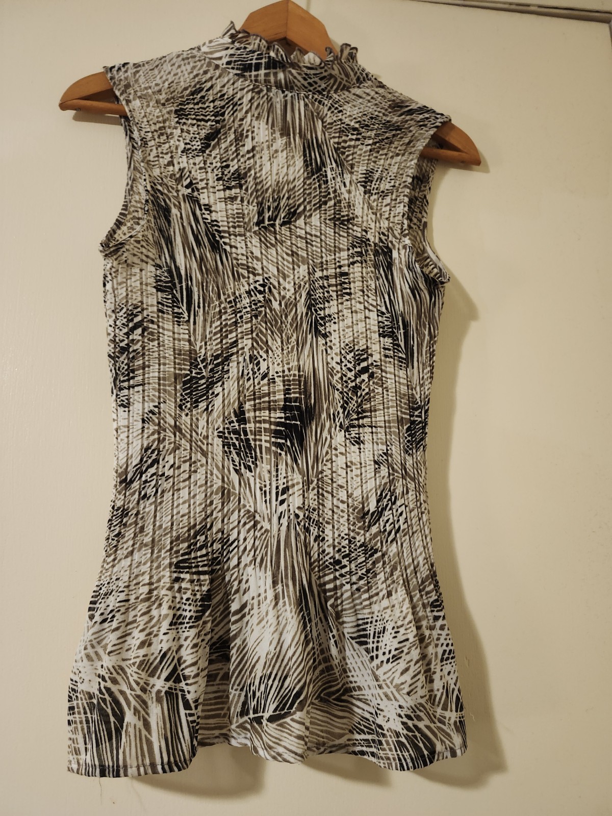 East 5th Black/Beige Animal Print M Collared Ruffle Front Sleeveless Blouse