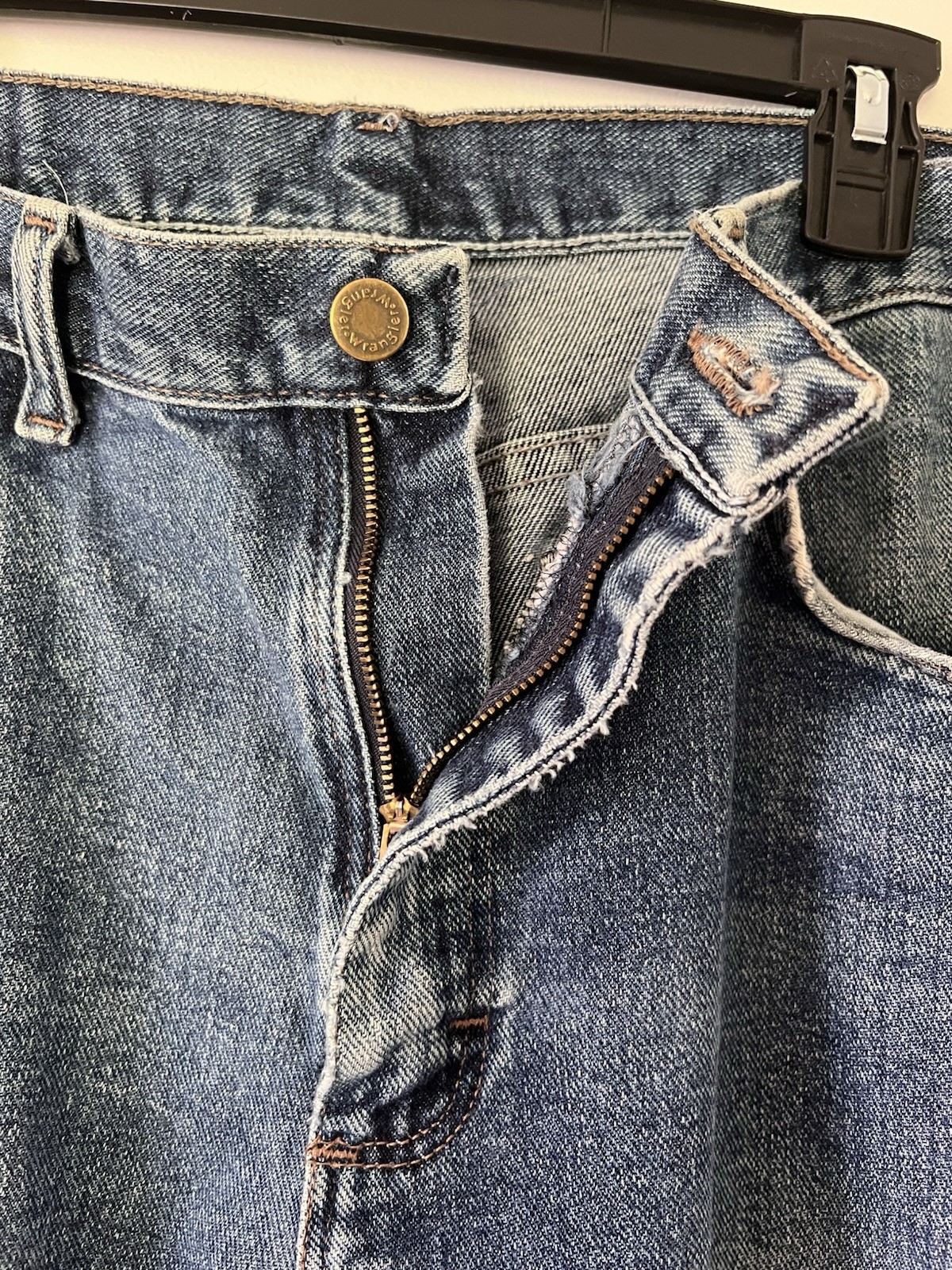 Vintage Wrangler Authentic Men’s Blue Medium Wash Denim Straight Jeans Mid Rise