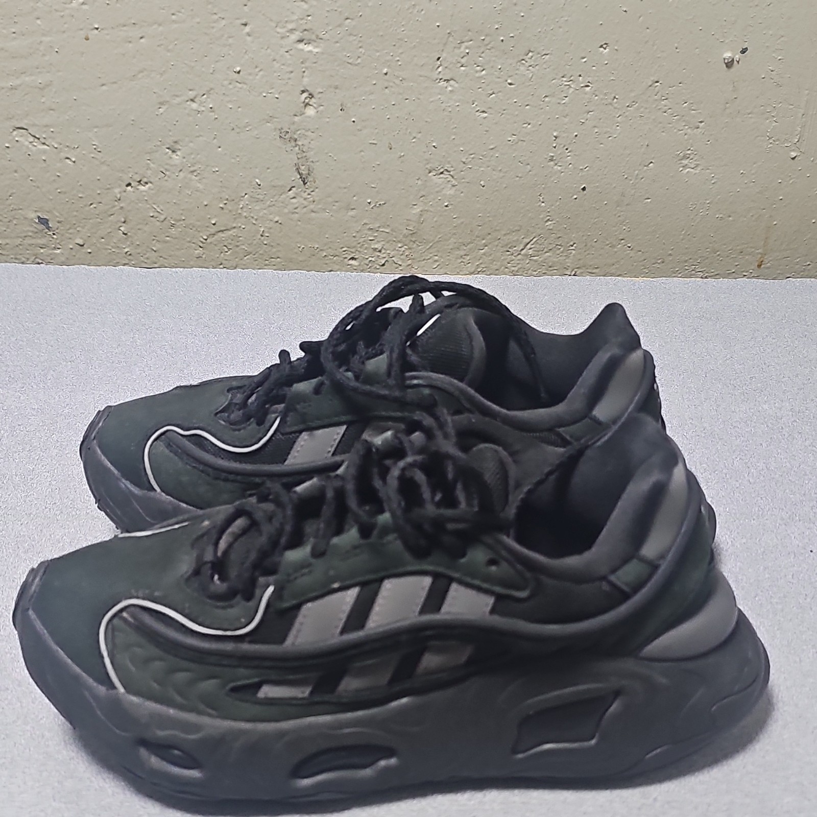 adidas adiPLUS Unisex Athletic Sneakers Black/Gray Low Top Lace-Up