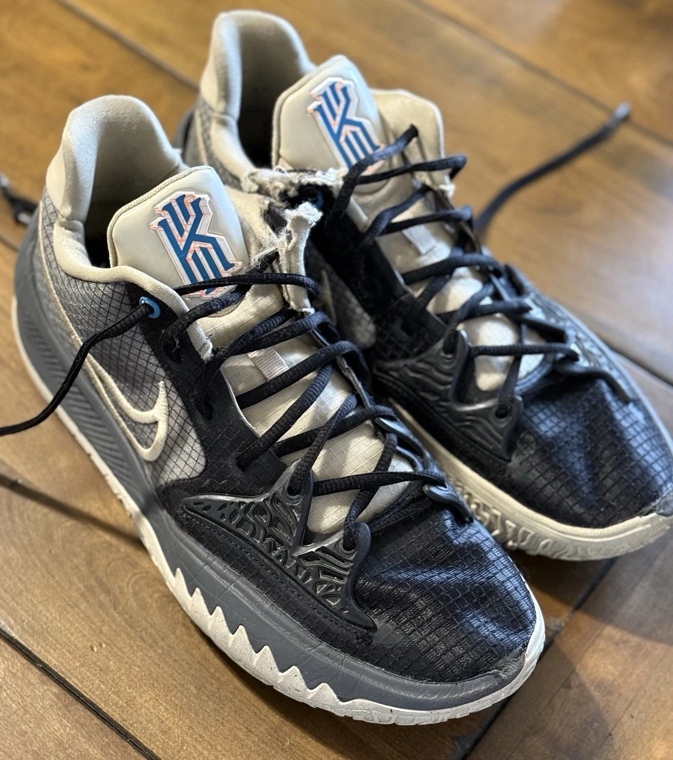 Nike Men’s Kyrie 4 Low Black Grey Rattan Size 10.5 Beaters Play Shoes Irving