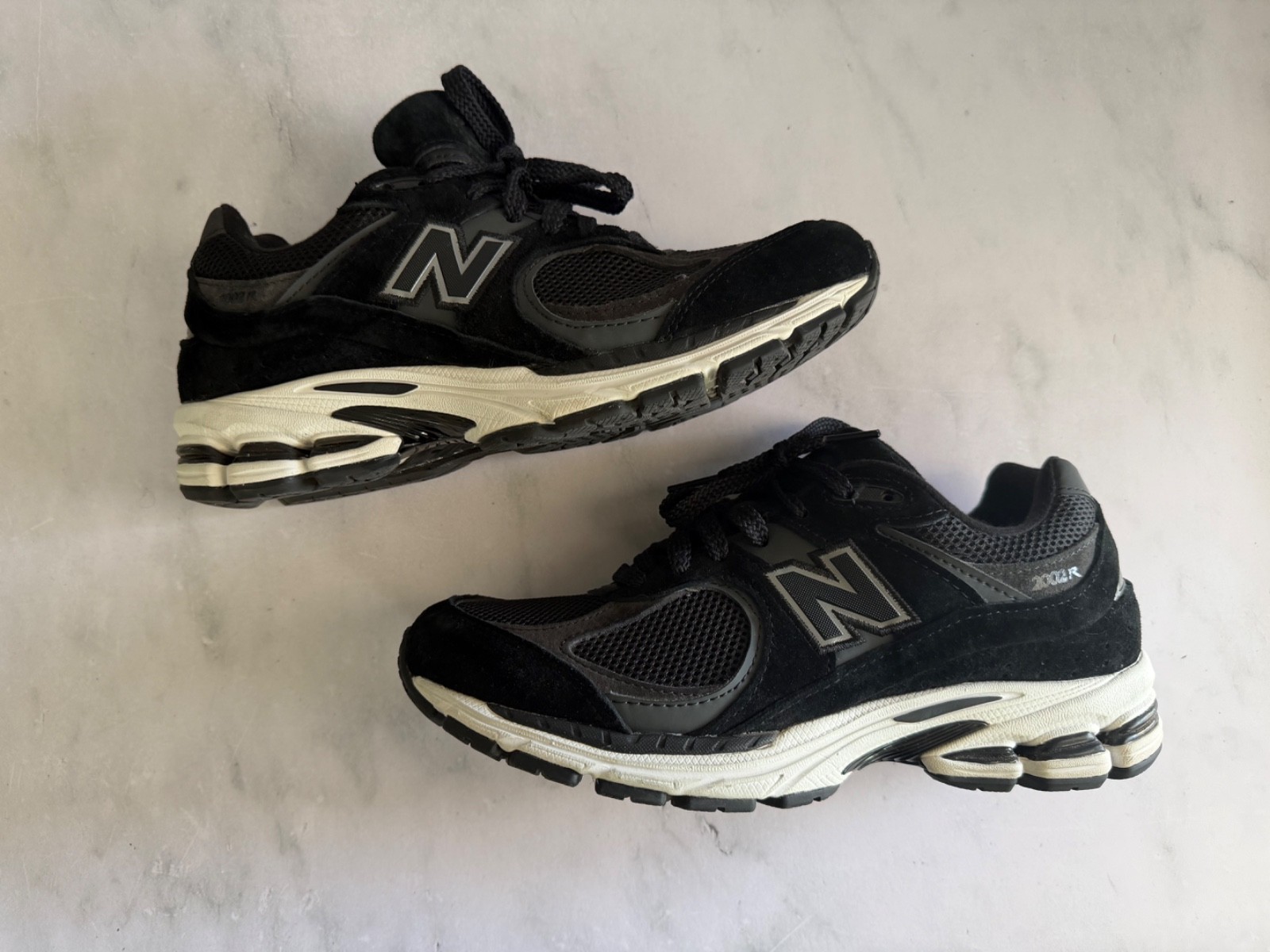 new balance 2002r black