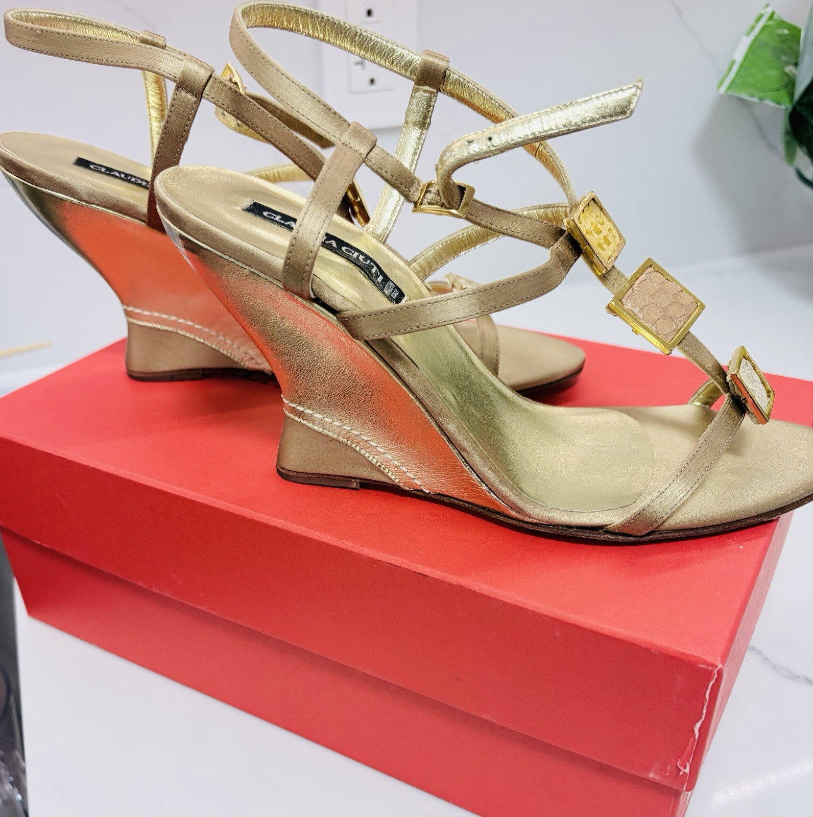 Claudia Ciuti Italy Leather T-strap Wedge Gold Sandals Alligator Skin Pattern 8