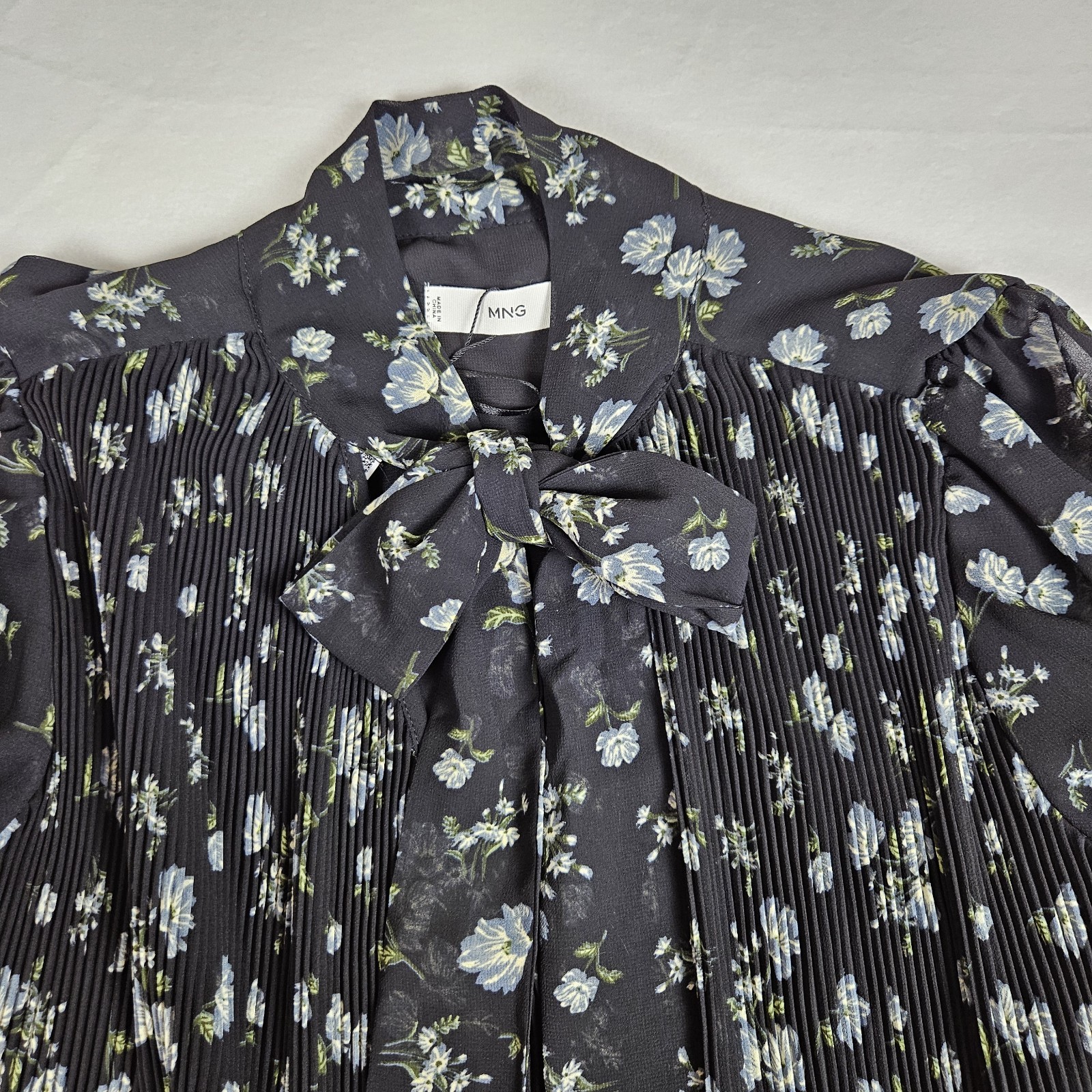 MNG Mango Pleated Floral Blouse Womens 6 Relaxed Necktie Black Cottage Romantic