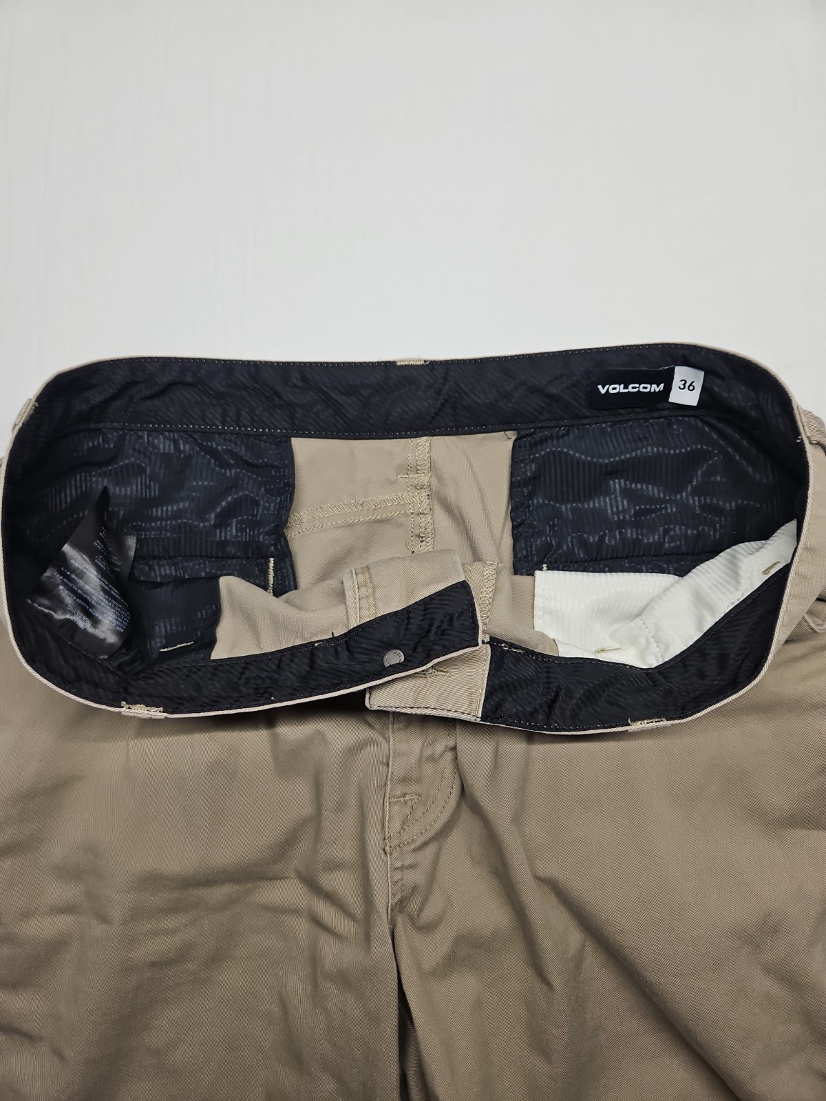 Volcom True To This Men’s Size 36 Khaki Chino 10″ Inseam Logo Shorts