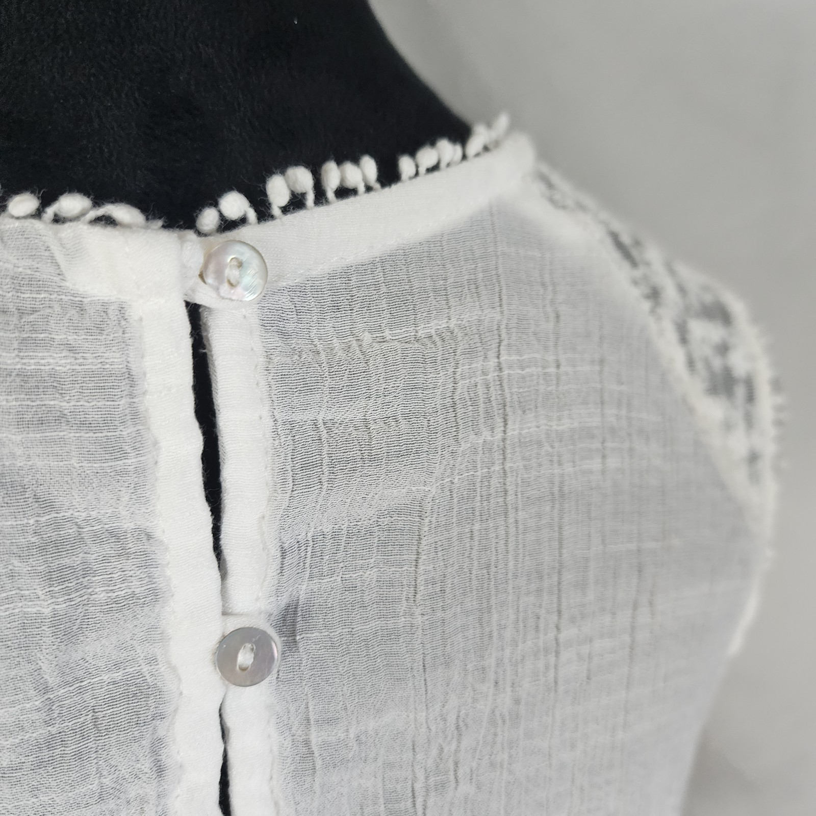 NEW DIRECTIONS Size Medium Dainty Floral Embroidered White Crochet Lace Blouse