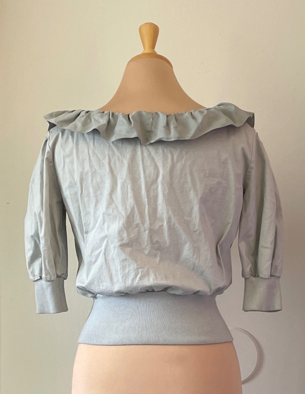 Le Donne Di Size M Soft Gray Ruffled Neckline Cropped Zip Front Top