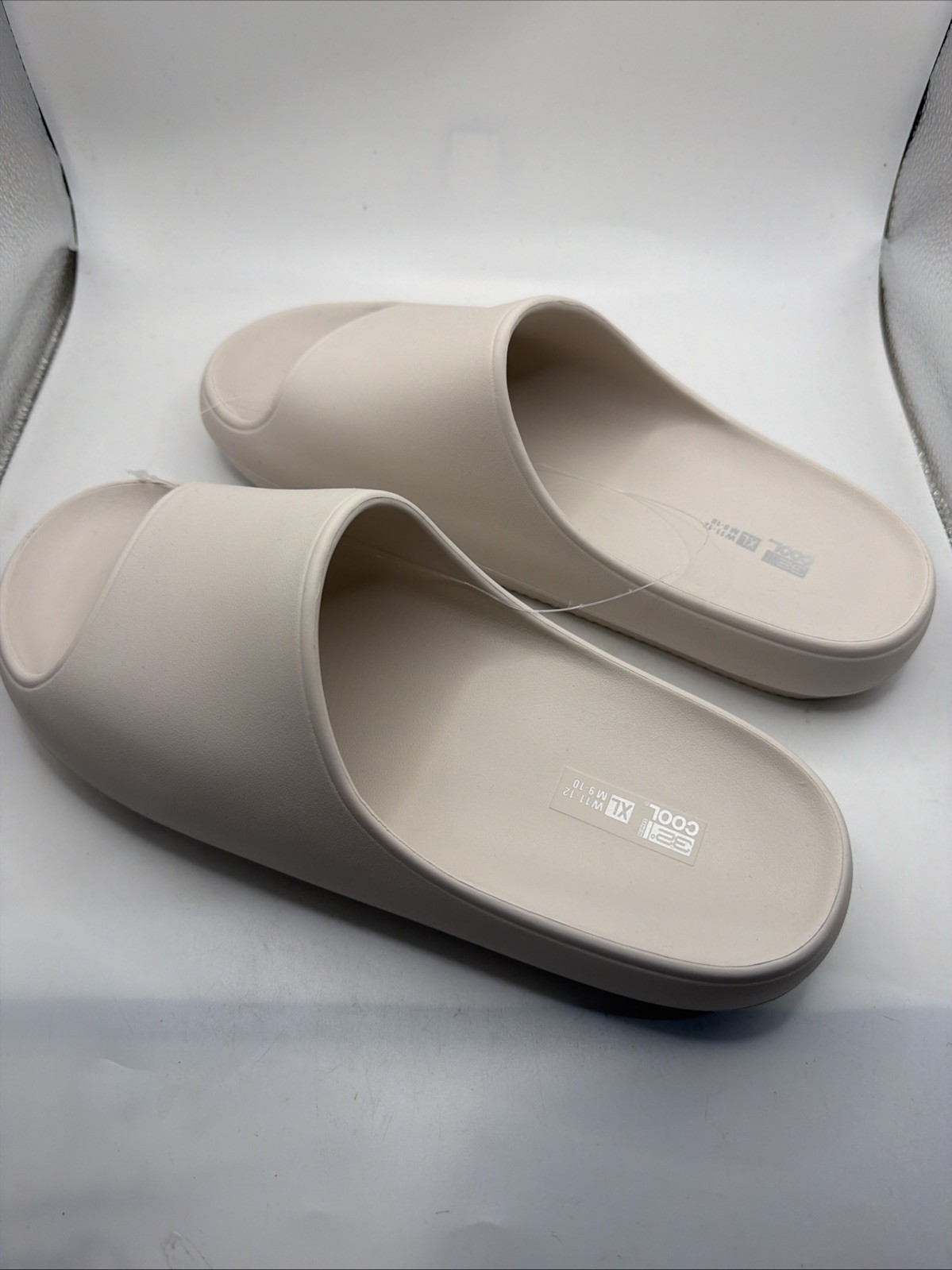 32 Degree Cool Cushion Slide, Wear anywhere, X-Large White. W 11-13, M 9-10