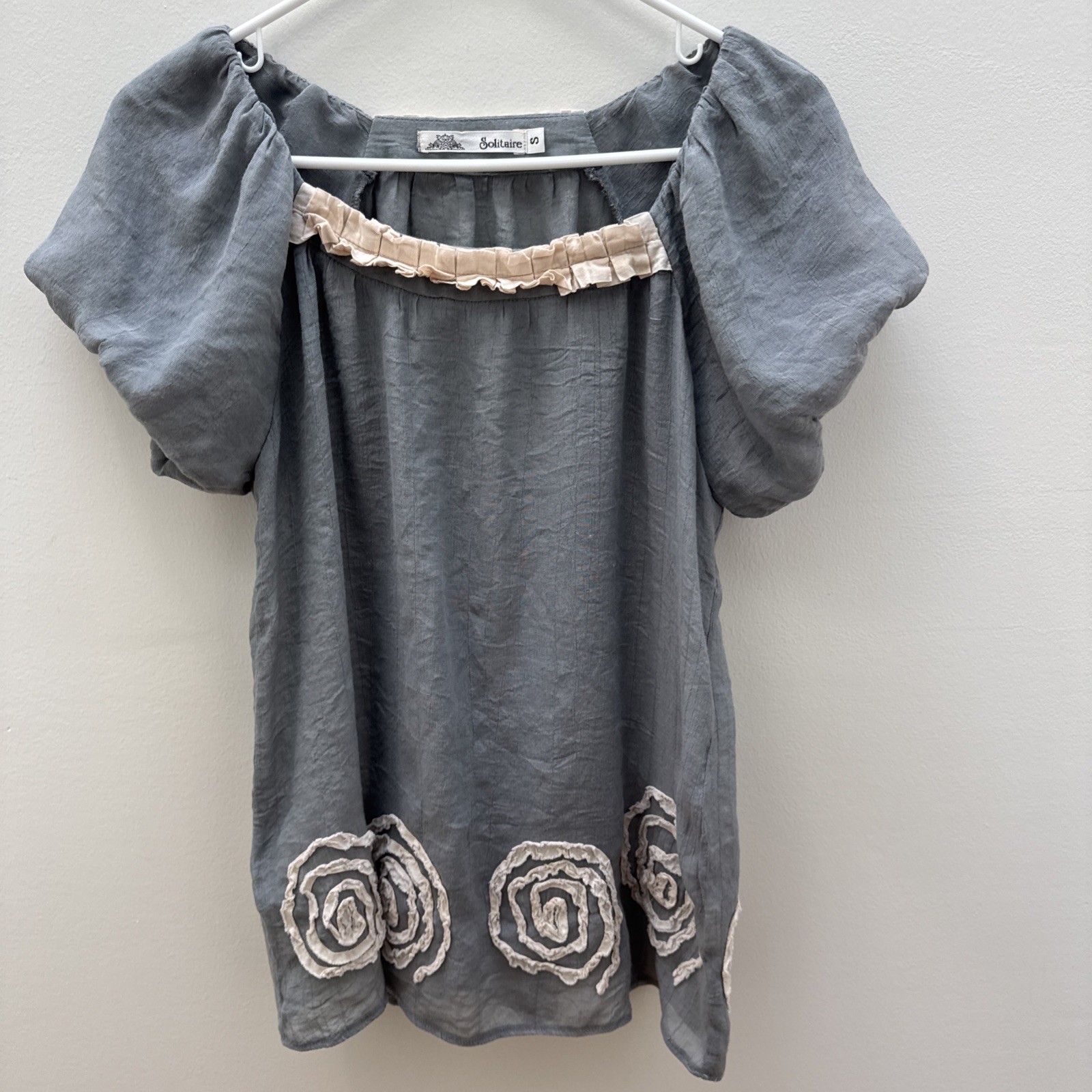 Womens Solitaire Boho Casual Tiered Gray Top Blouse Size Small