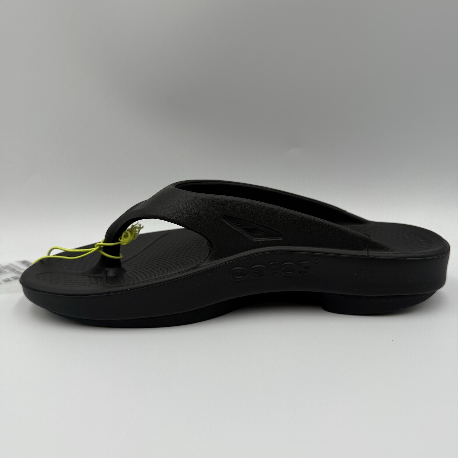 OOFOS OOriginal Unisex Sandal / Flip-flop(Women’s size 7 / Men’s size 5 ) Black