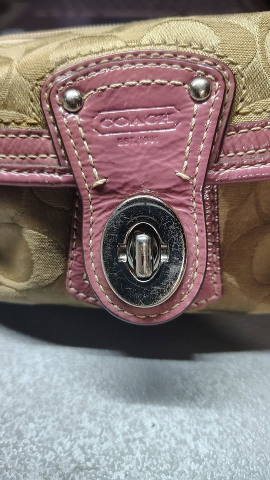 Vintage Coach Legacy Signature C Turnlock Wristlet – Khaki/Pink Y2K