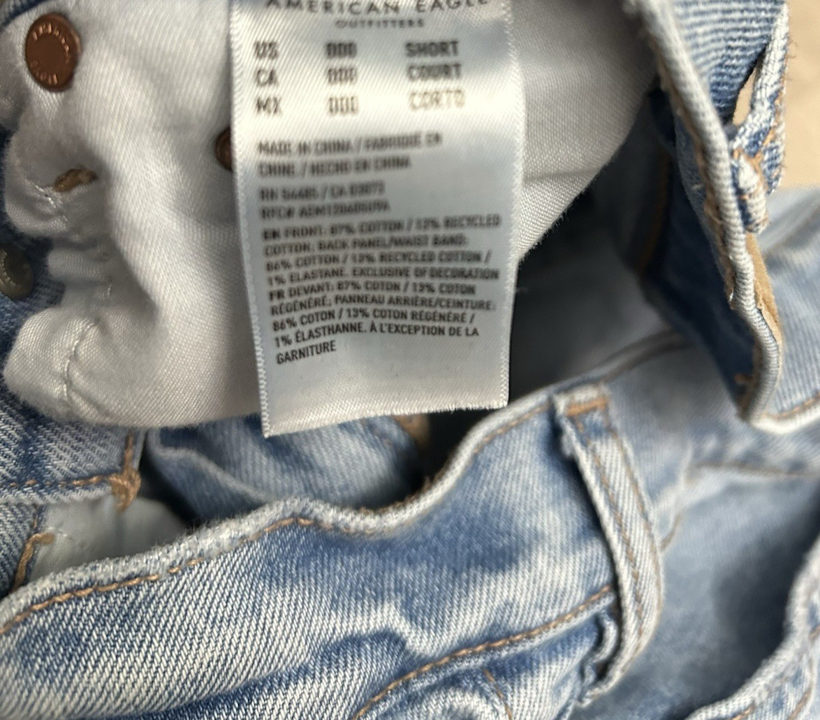 American Eagle Strigid Mom Jeans Womens Short Light Wash size 000 fraying