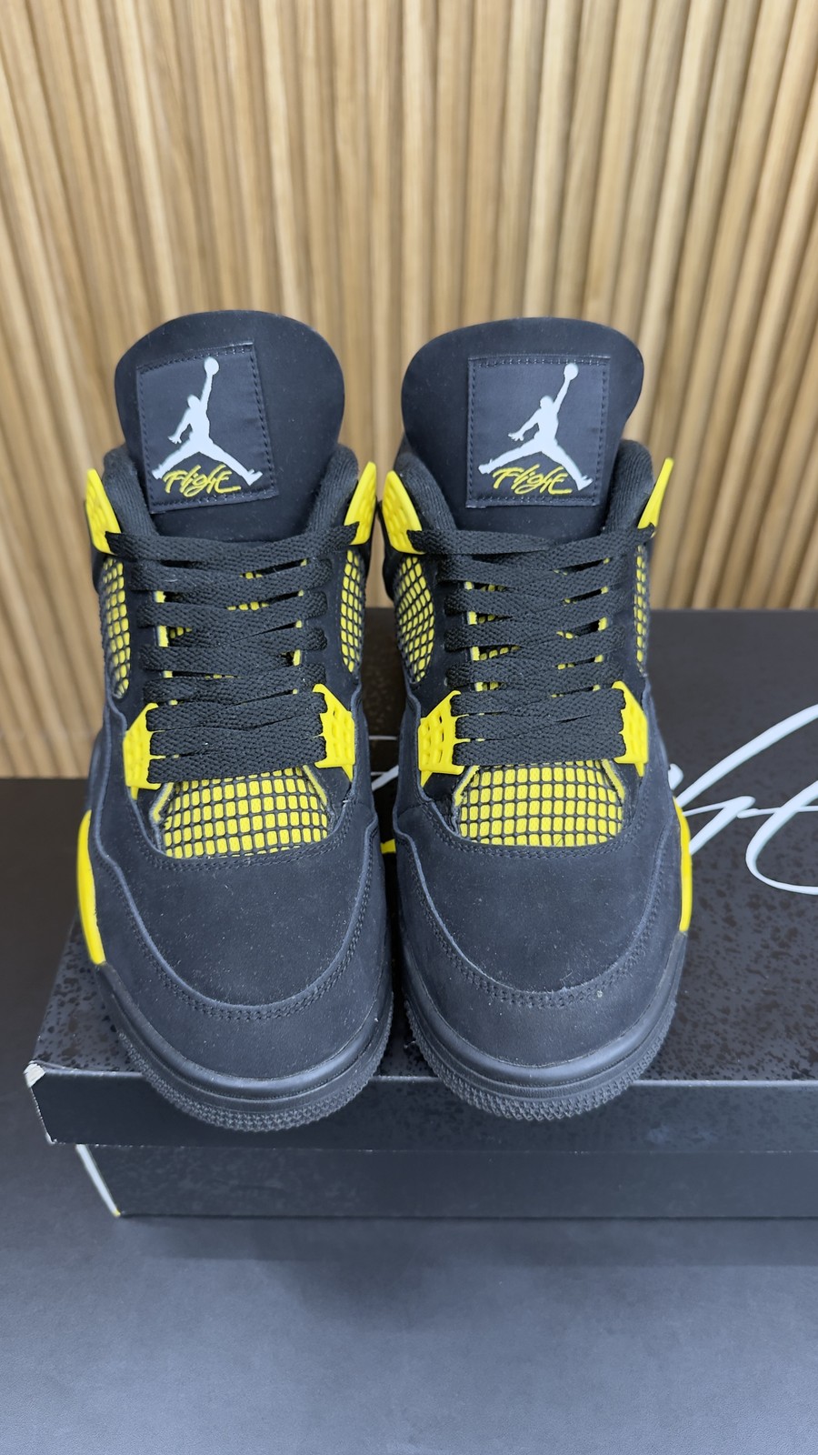 Jordan 4 Retro Thunder (2023) Size 10, PREOWNED-R