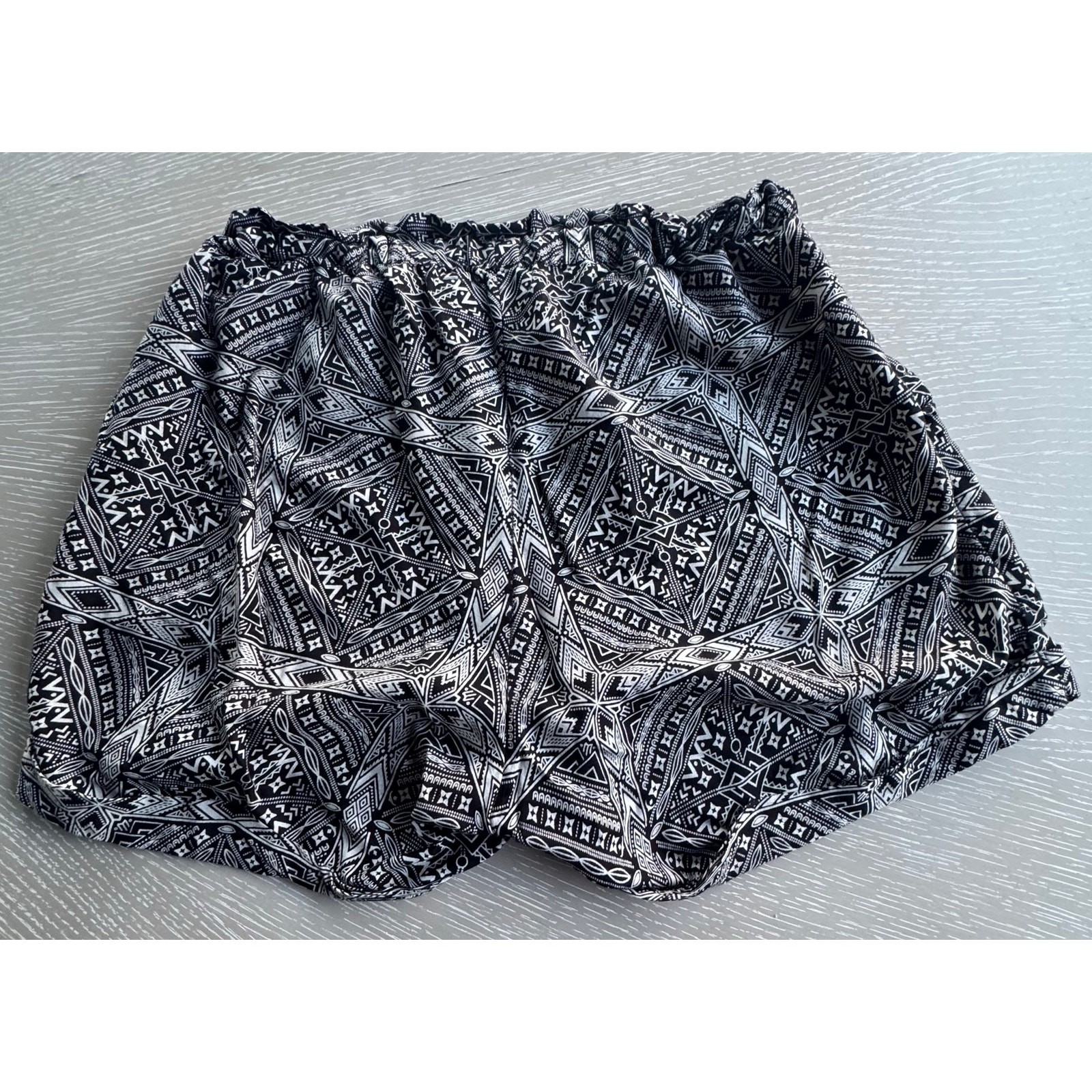 KAVU Womens Large Geometric Tribal Print Smocked Elastic Waist Lounge Shorts B&W