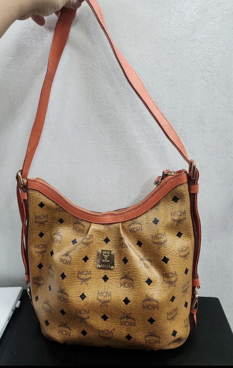 MCM Visetos Hobo slouchy, crescent-shaped shoulder