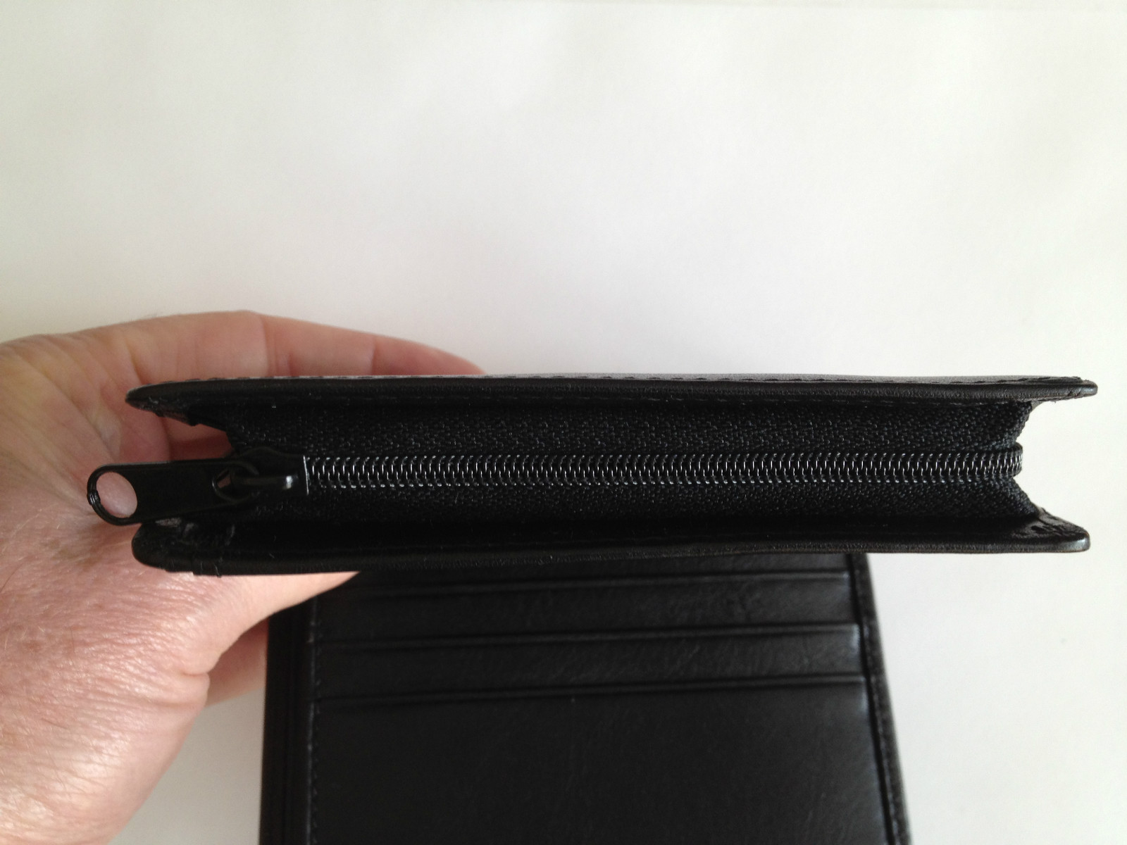 Mens Black Leather Bi-Fold Wallet, 8 Credit Card Slots, New In Box