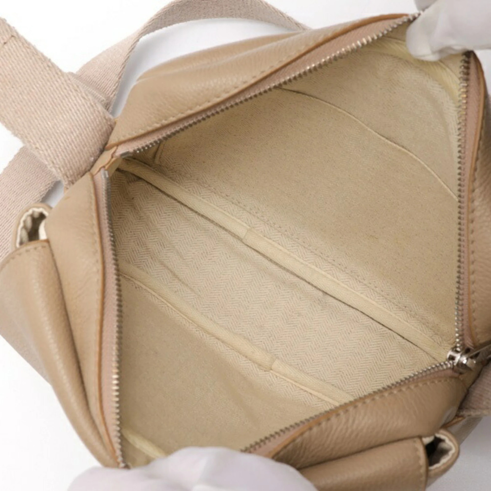 Loewe military-style shoulder bag, leather, beige. GZl1gnuu