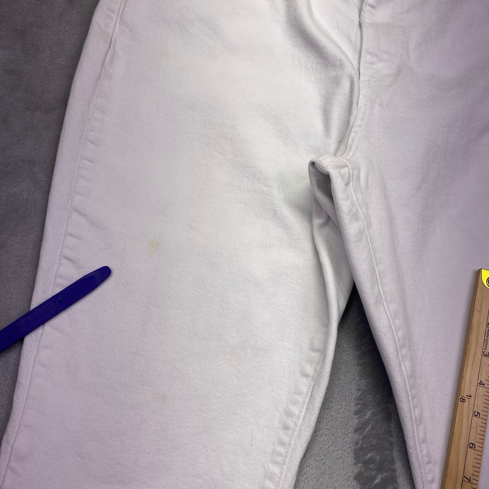 Levis Classic Straight Leg White Jeans Womens Size 34 Grunge Preppy Retro