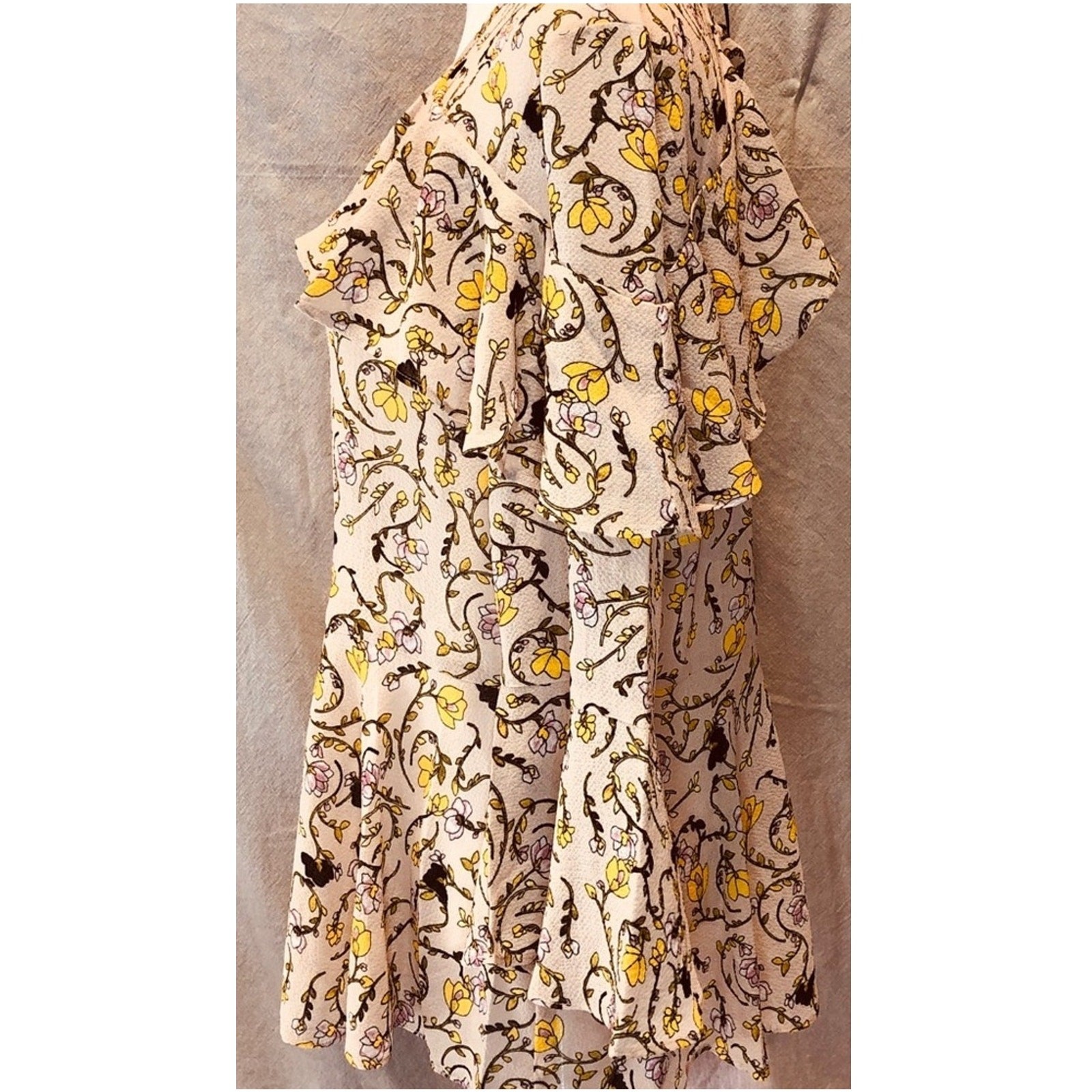 nwt cupcakes & cashmere Jessa Floral Rose Top size M Ruffle Collar Bell Sleeves