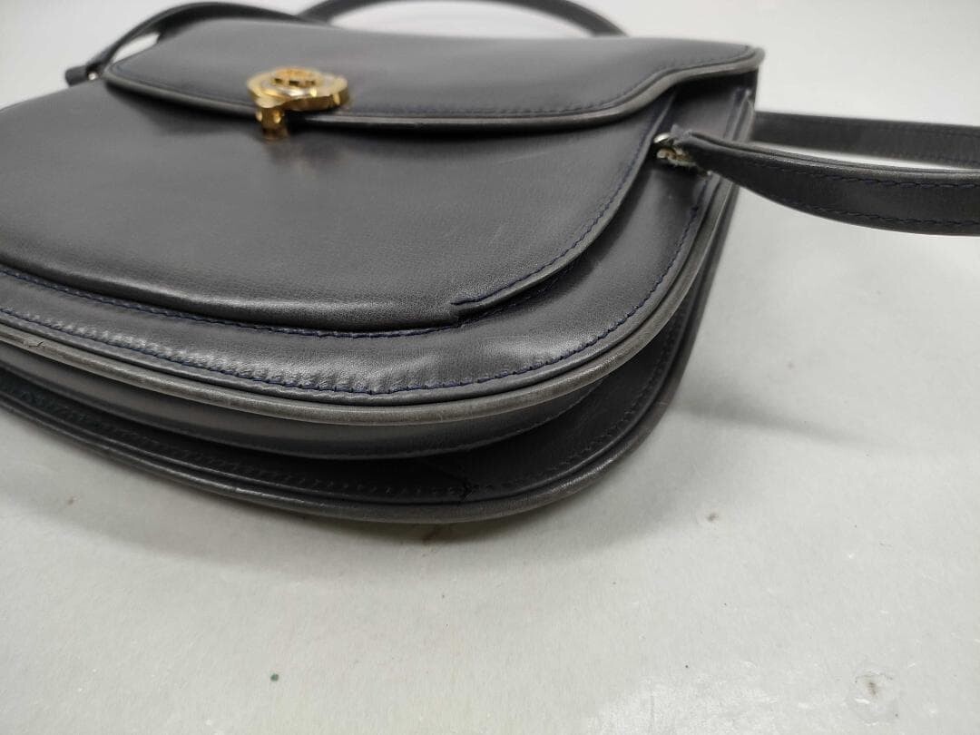Gucci Vintage Black Leather Shoulder Bag Gold Tone Hardware Flap Clasp Auth