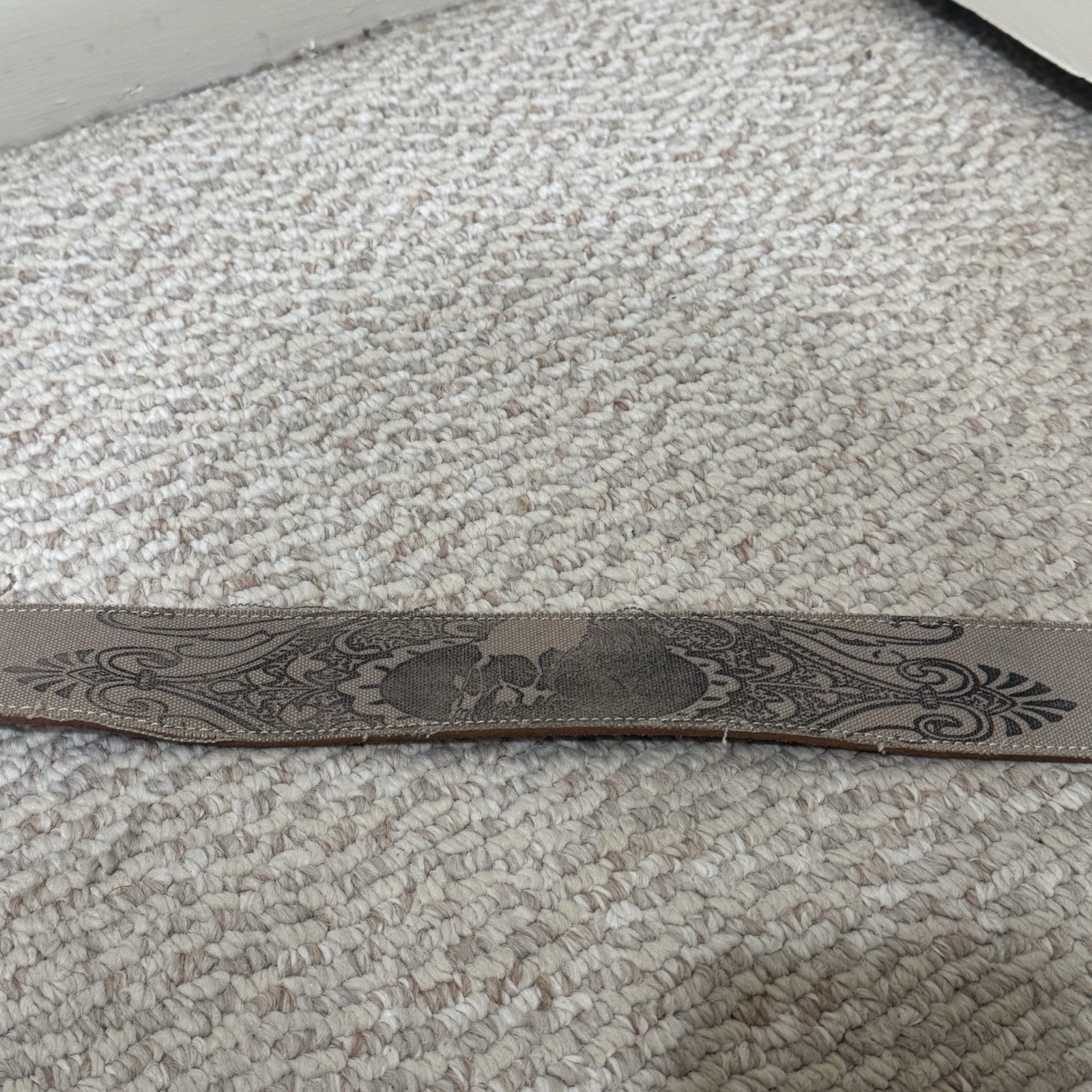 Levi’s Canvas Tan Leather Brown Tribal Reversible Etched Large L 38 – 40 – NWT