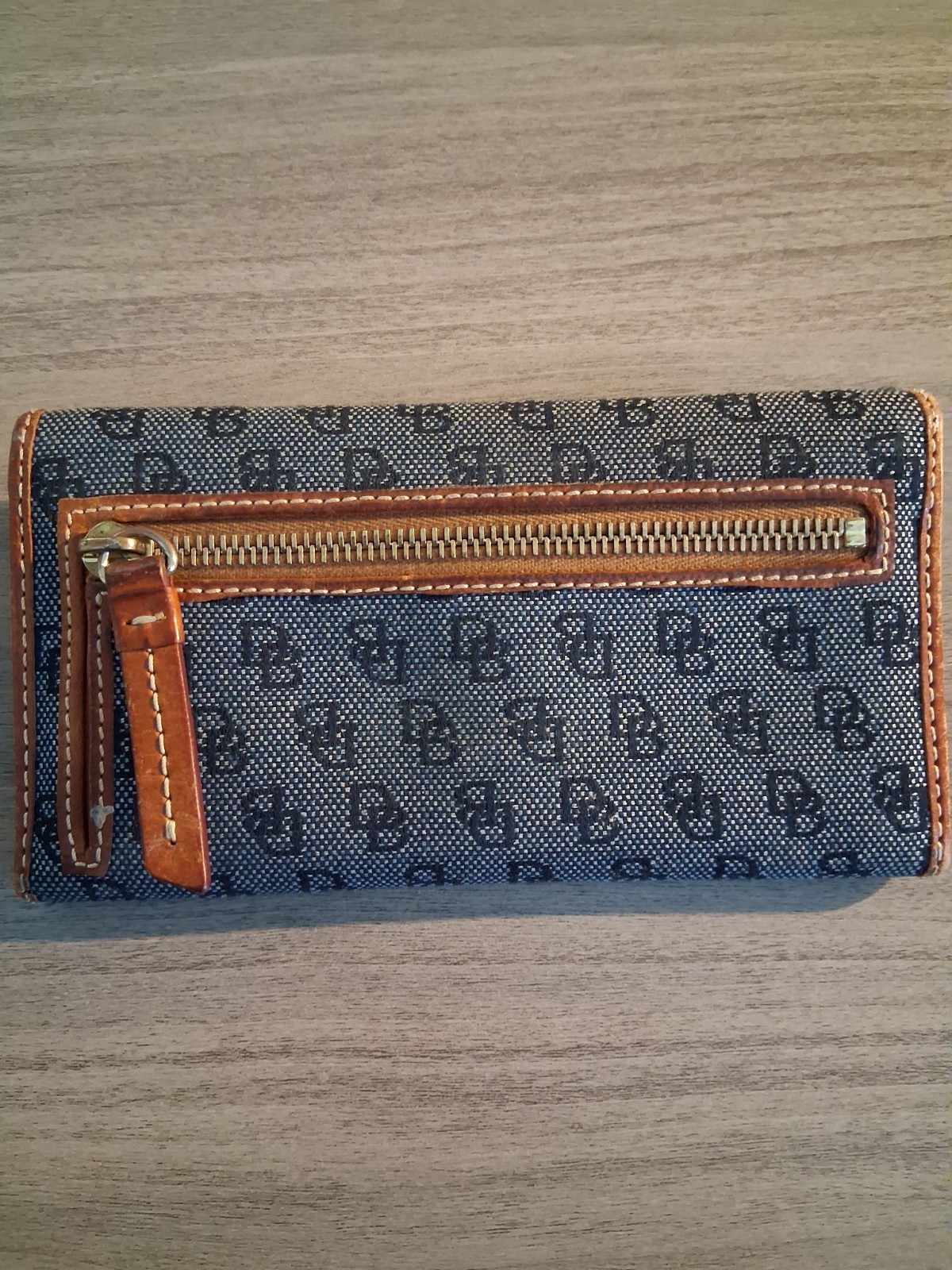 Pre owned Dooney and Bourke signature wallet