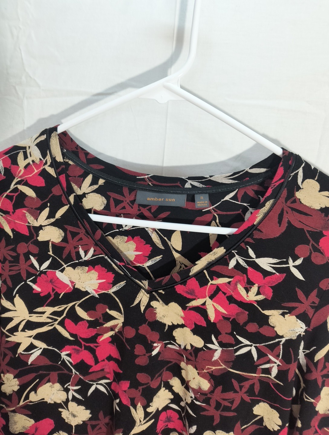 Amber Sun S V-neck 3/4 Sleeve Black Burgundy Pink Floral Top