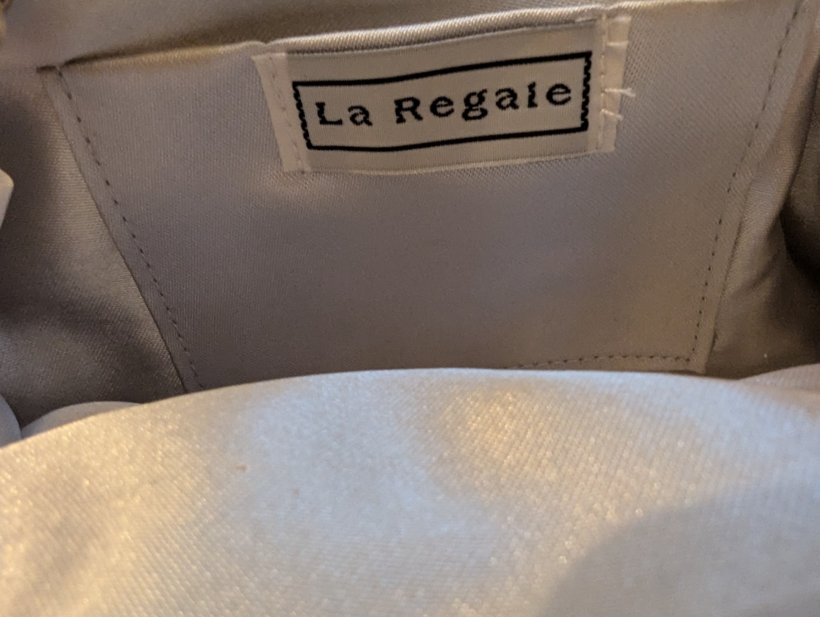 La Regale Silver Metallic Pleated Clutch Kiss Lock Chain Strap Lined Pockets