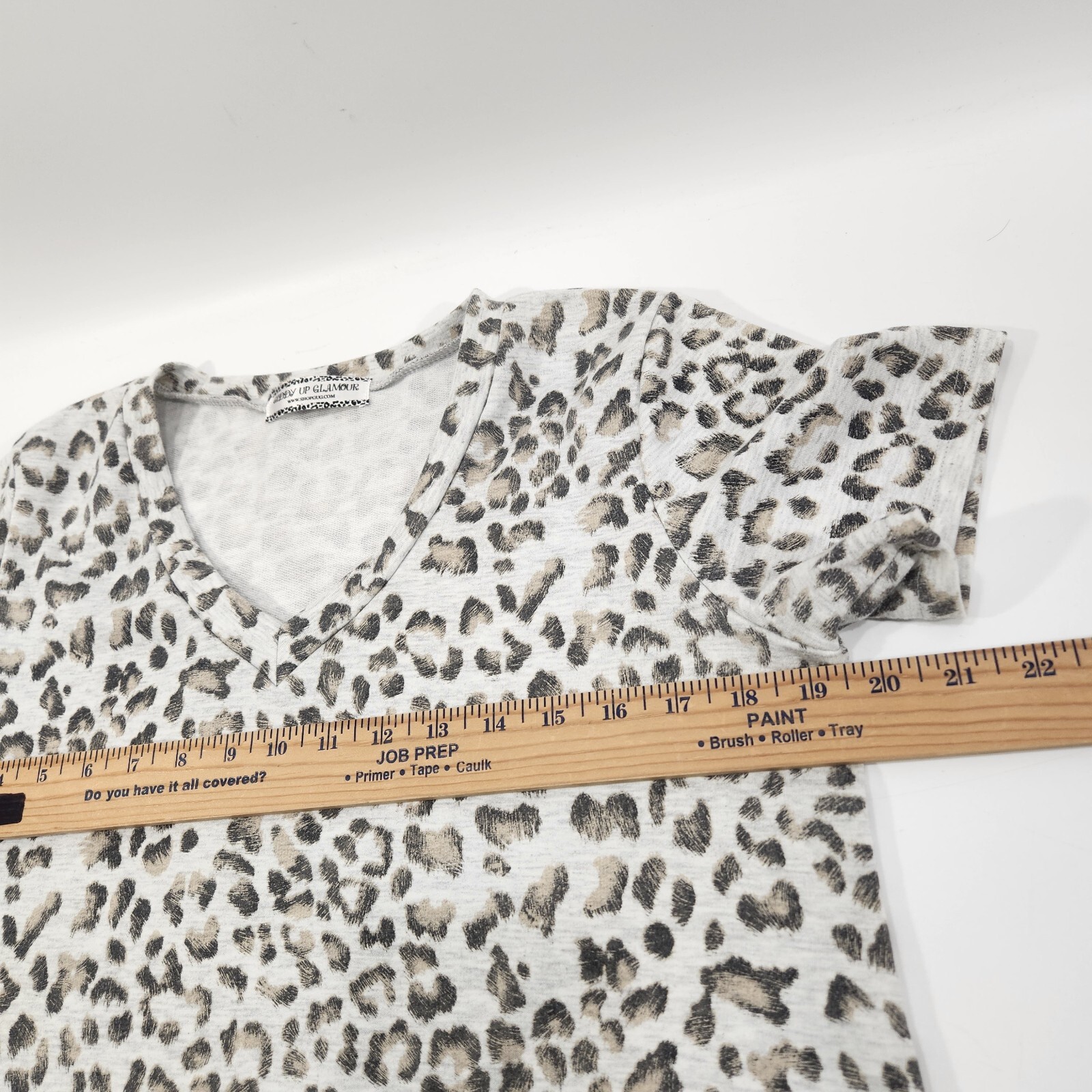 Giddy Up Glamour Womens Shirt M White Leopard Print V-neck Short Sleeve Top