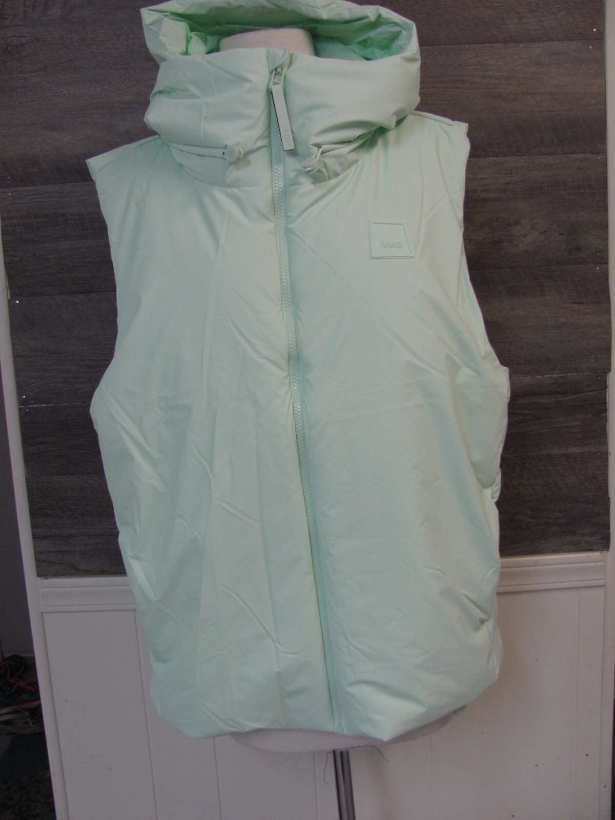 RAINS UNISEX LOOP VEST NEW WITH TAGS SIZE LARGE PIT TO PIT 24 IN LENGTH 26 IN. H