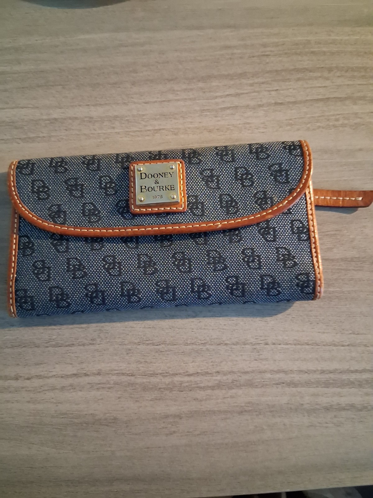 Pre owned Dooney and Bourke signature wallet