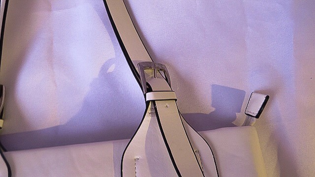 White Handbag Tote Bag ( Pre-Owned/ EXCELLENT CONDITION)