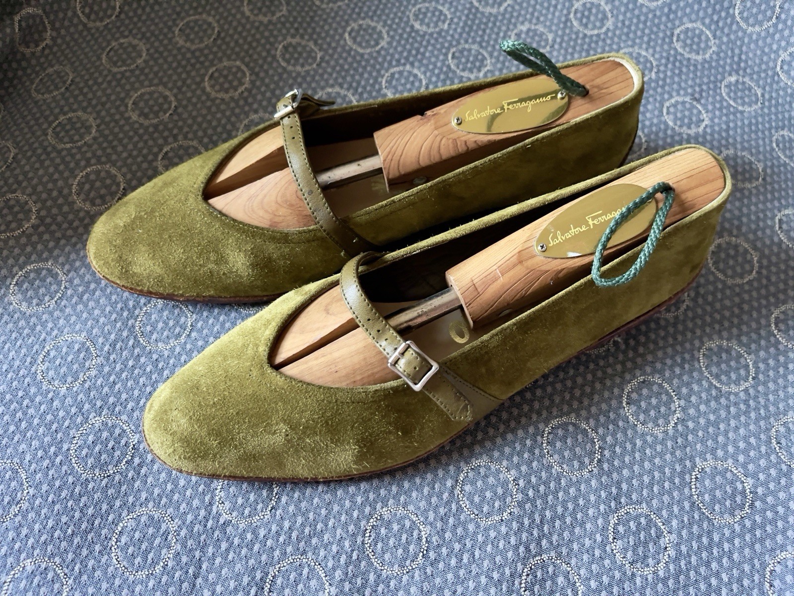 SALVATORE FERRAGAMO OLIVE GREEN SUEDE AUDREY MARY JANE FLATS WITH STRAP 6,5C