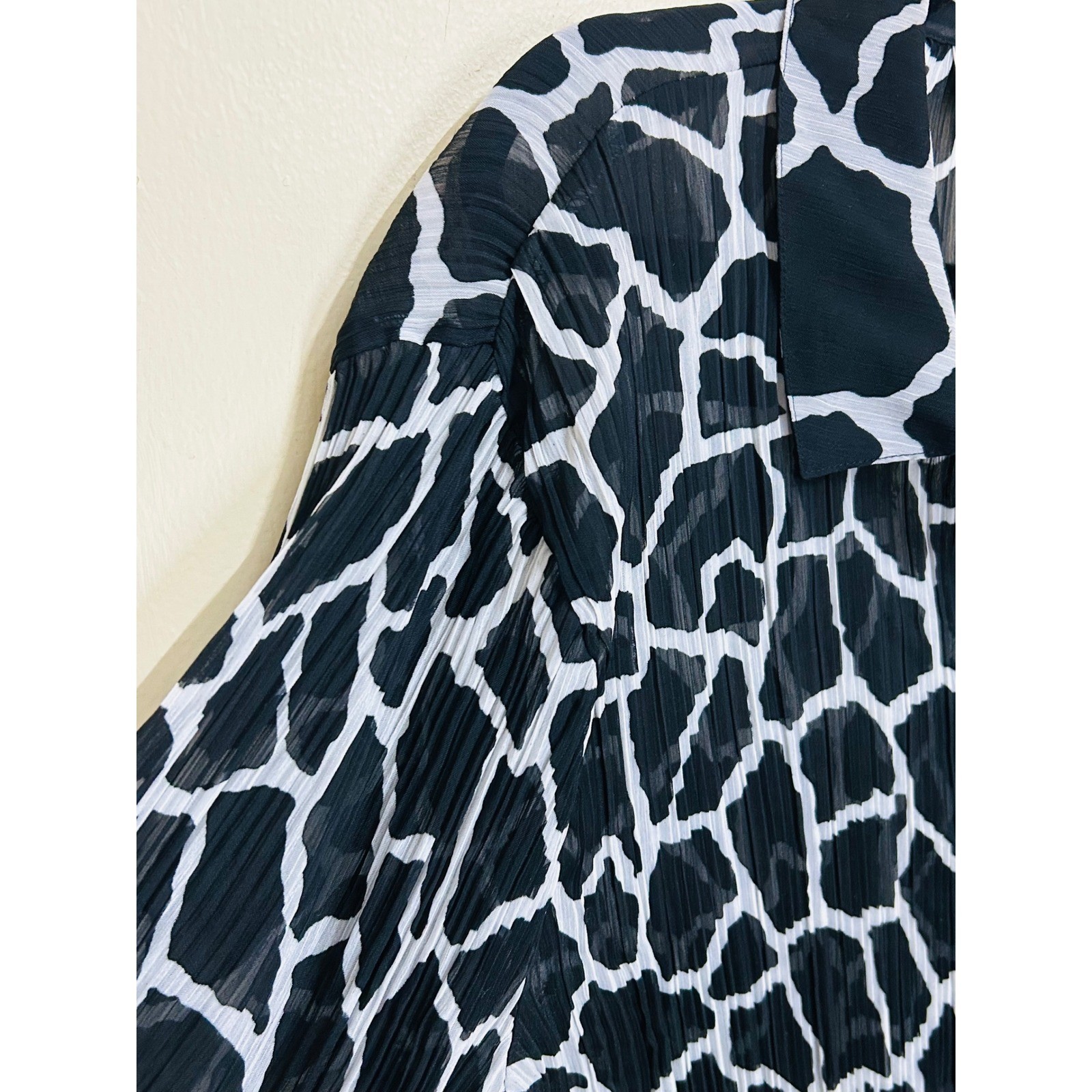 Chico’s Button Front Tunic Womens 3 Black White Excellent Giraffe Pleated Top