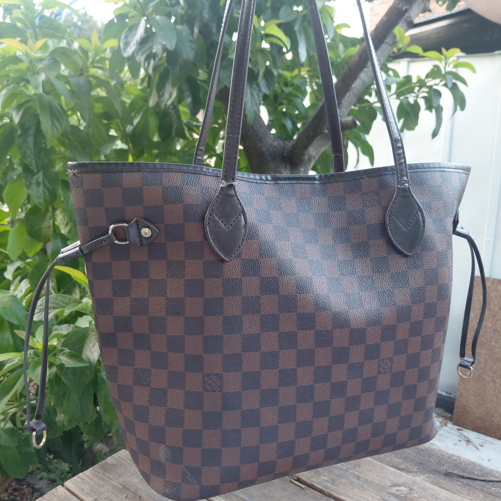 Louis Vuitton Neverfull MM in Damier Ebene canvas