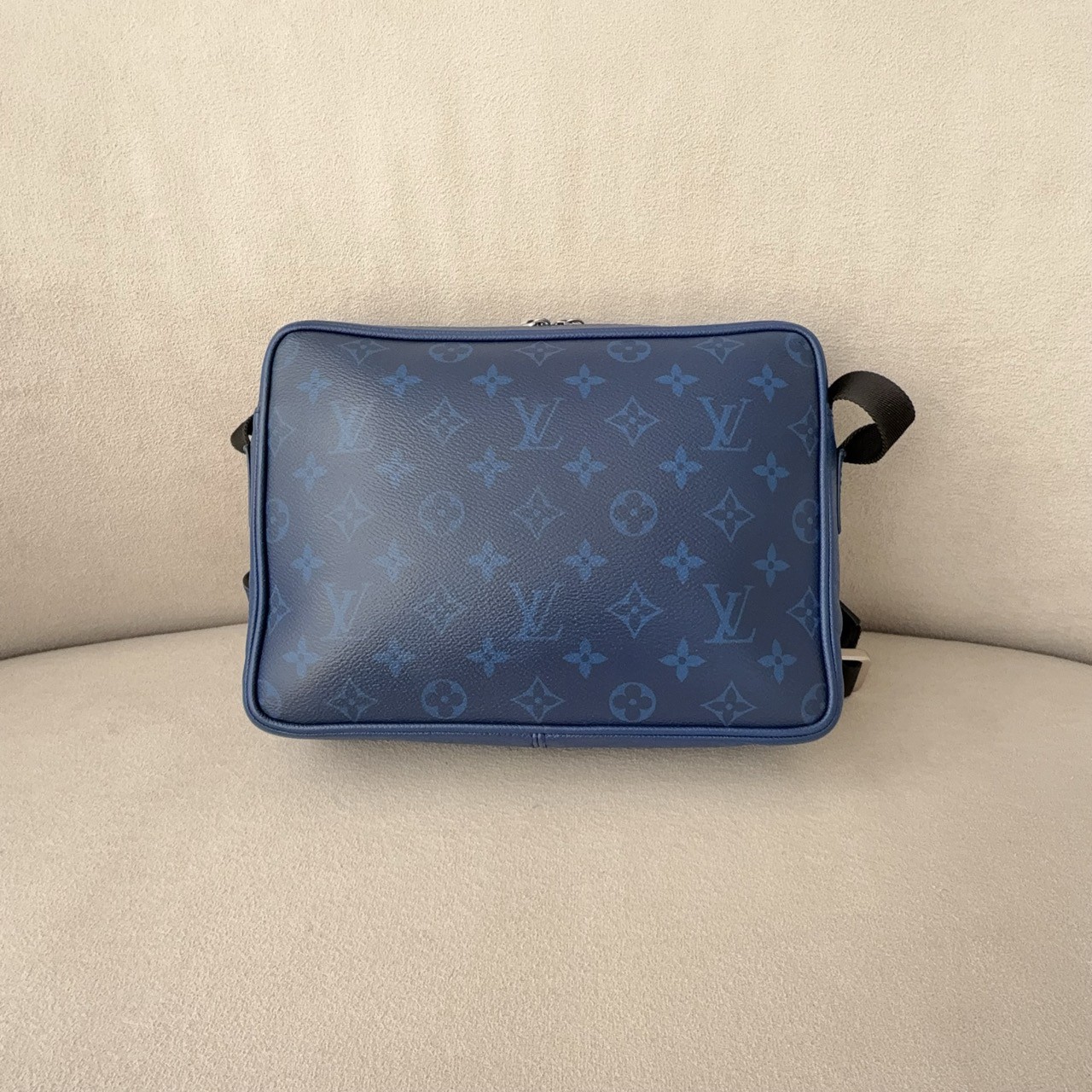 Louis Vuitton outdoor presbyrose leather messenger bag blue (25*18*9)cm