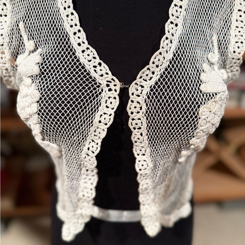 Vintage Hand Crocheted Cotton Mesh Vest Cream Floral Applique Cottagecore Small