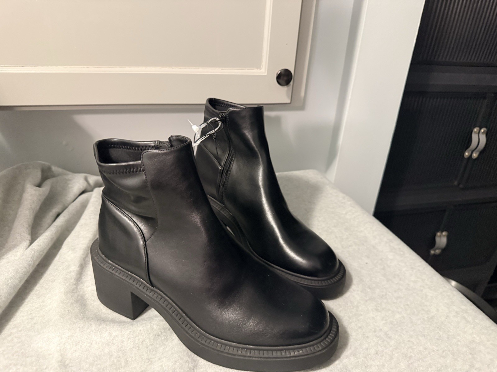 Steve Madden Women’s Chelsea Boots with Block Heal In Black Size 11.6 M US NWT