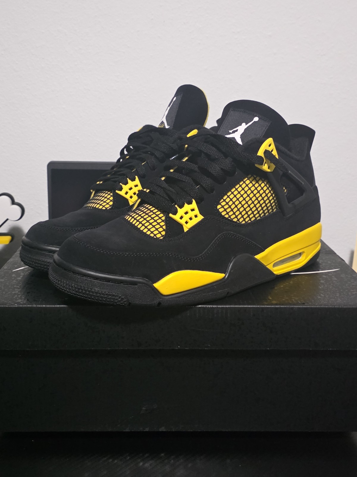 Air Jordan 4 Retro “THUNDER” 2023 – Size 12 – dh6927 017 (11617-21)