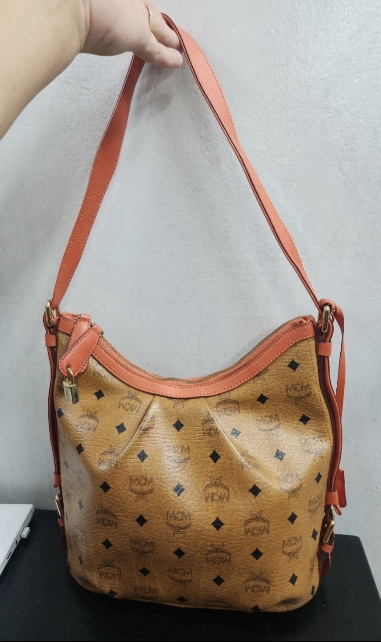 MCM Visetos Hobo slouchy, crescent-shaped shoulder