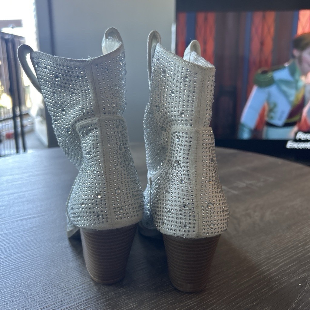 Forever Women’s Silver Faux Leather Western Ankle Boots Pointed Toe Block 7.5