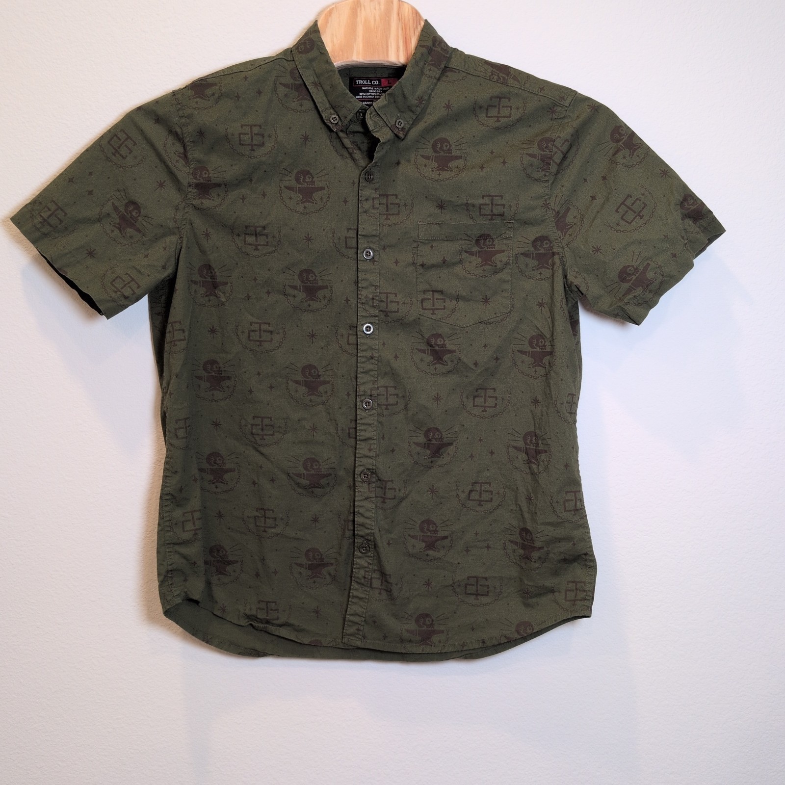 Troll Co Men Short Sleeve Button Down Shirt Sz L Green Skulls Anvil Chain Cotton