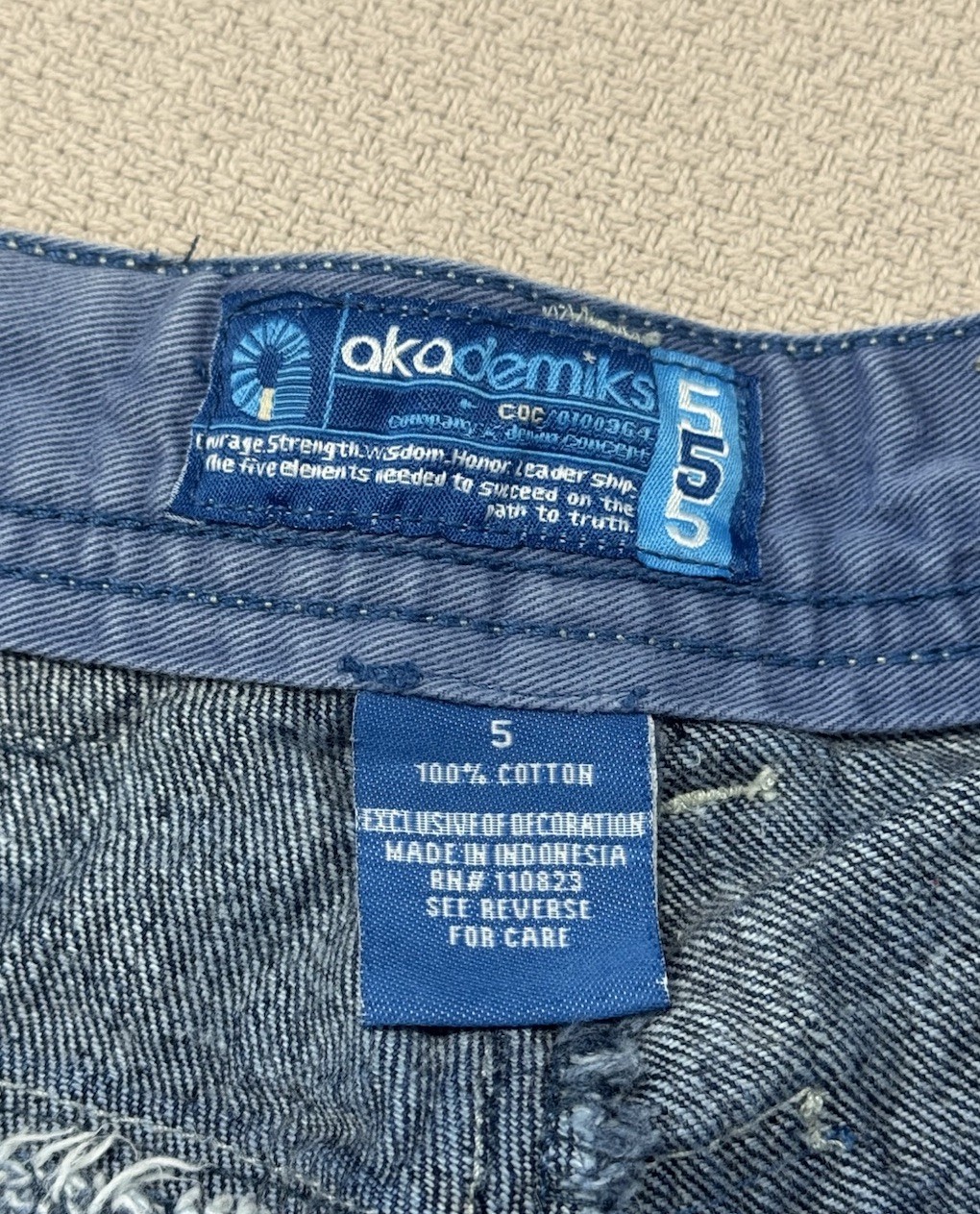 Vintage Y2K Akademiks Embroidered Denim Shorts Youth Boys Size 5 Blue Baggy