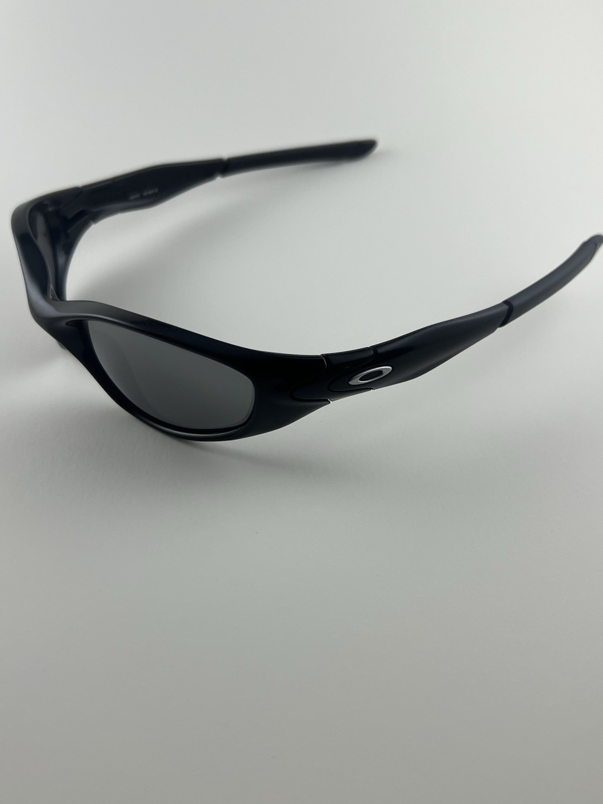 Oakley Minute 2.0 Polished Black Frame Black Iridium Lens 04-515 Silver Icons