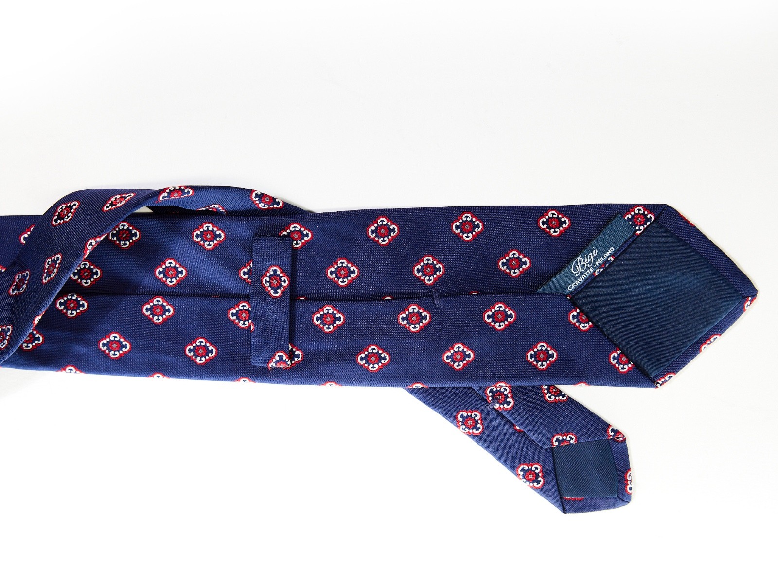 BIGI CRAVATTE Men’s 100% Silk Tie BLUE w/ RED MEDALLIONS 59″ x 3.25″ USED T22