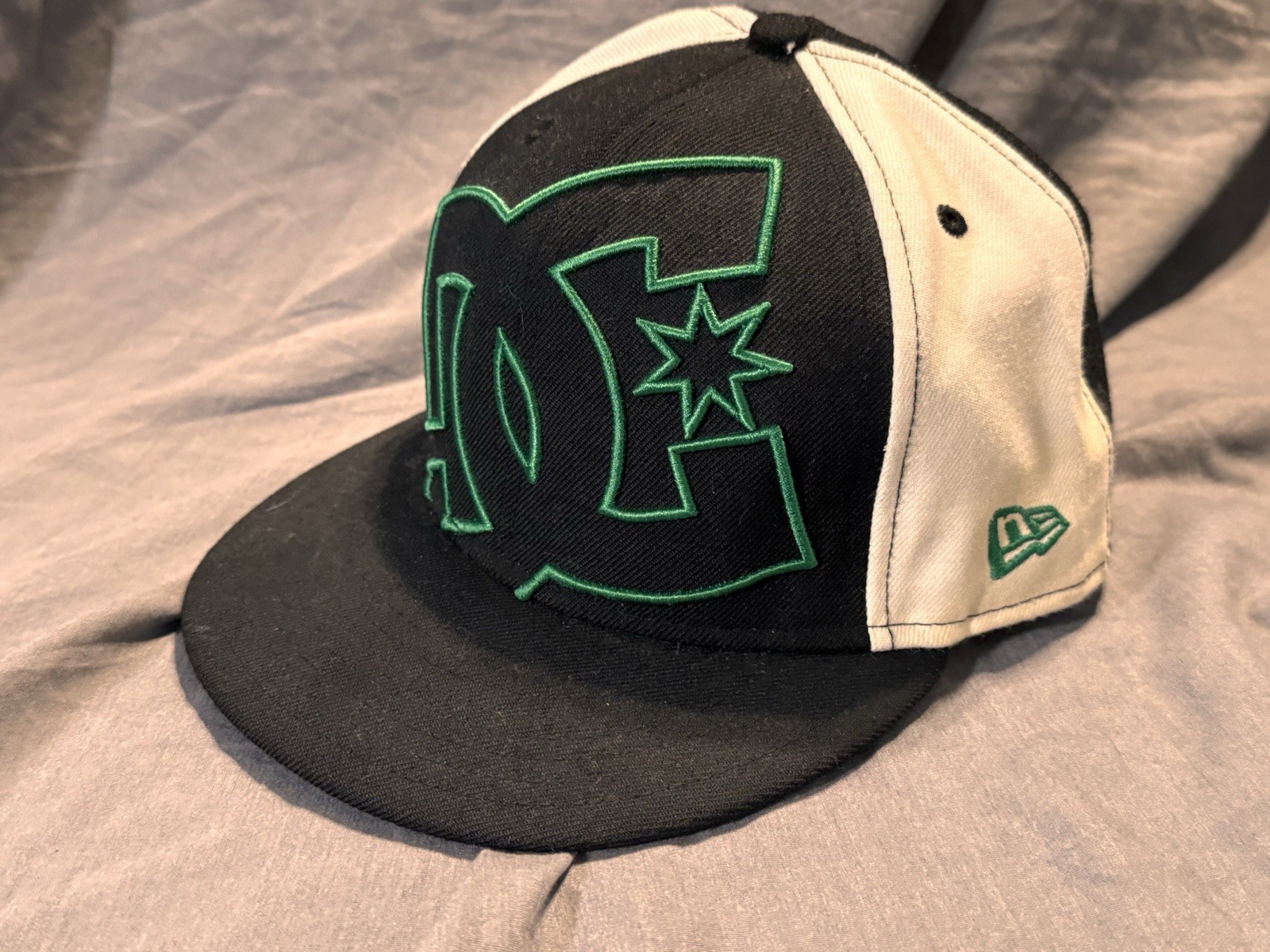 DC Shoes New Era 59FIFTY Fitted Hat Cap Black White Green 7 5/8 Skate