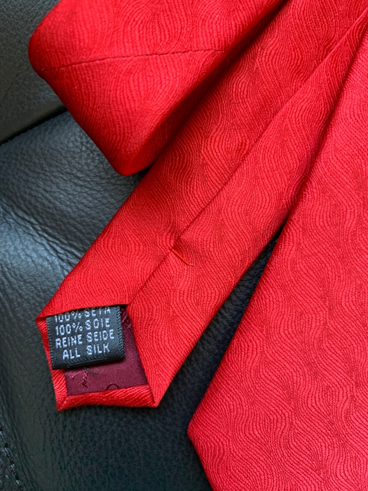 Men’s UOMO VENETTO 100% Silk Tie Necktie Red Festive Holidays 3.75″x57.5″