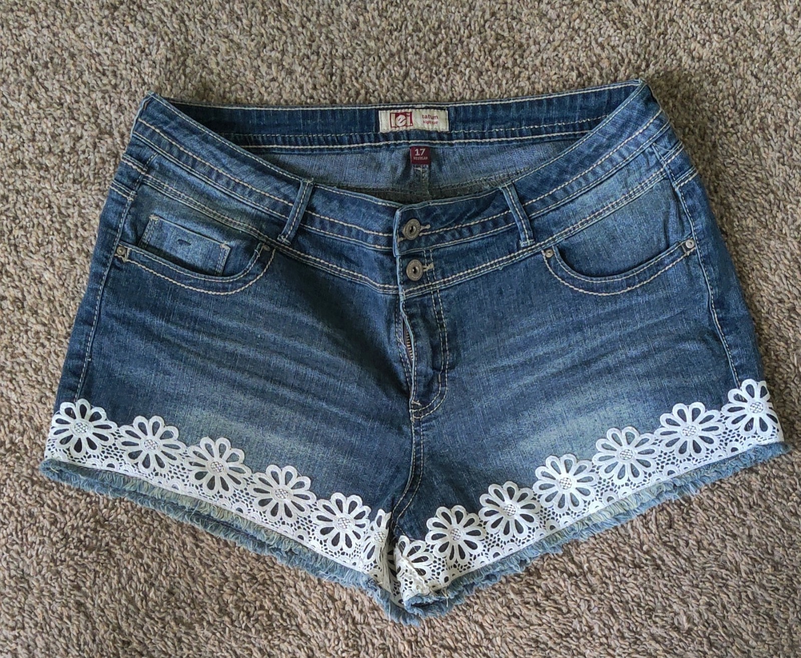 L.E.I Womes Double Button Shorts Size 17 W/Daisy Patterned Trim Around Bottom