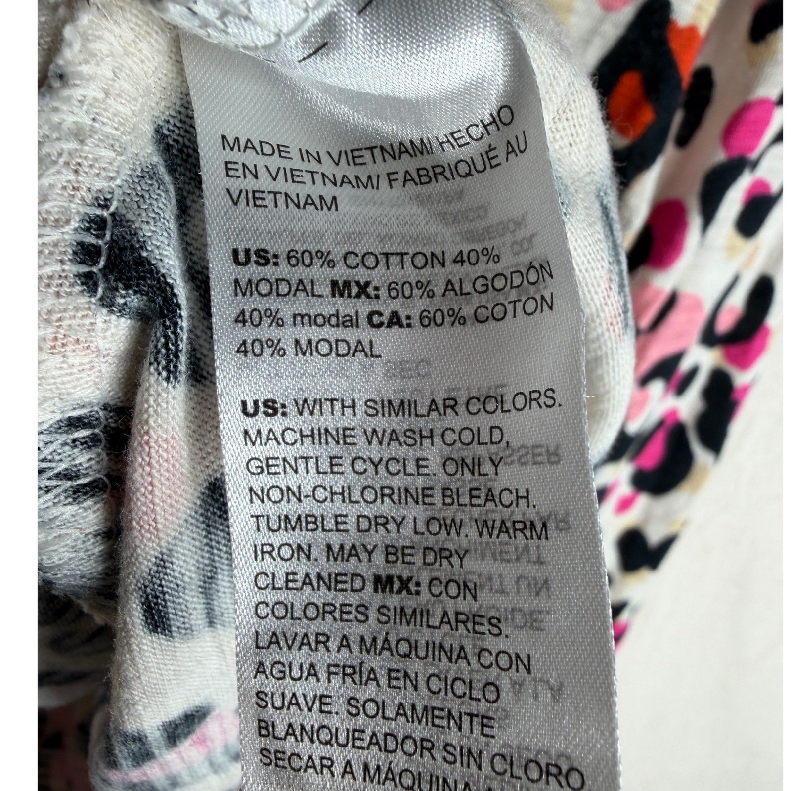 Chico’s Cheetah Print 3/4 Sleeve Vneck Top size Medium White/Black/Multicolor