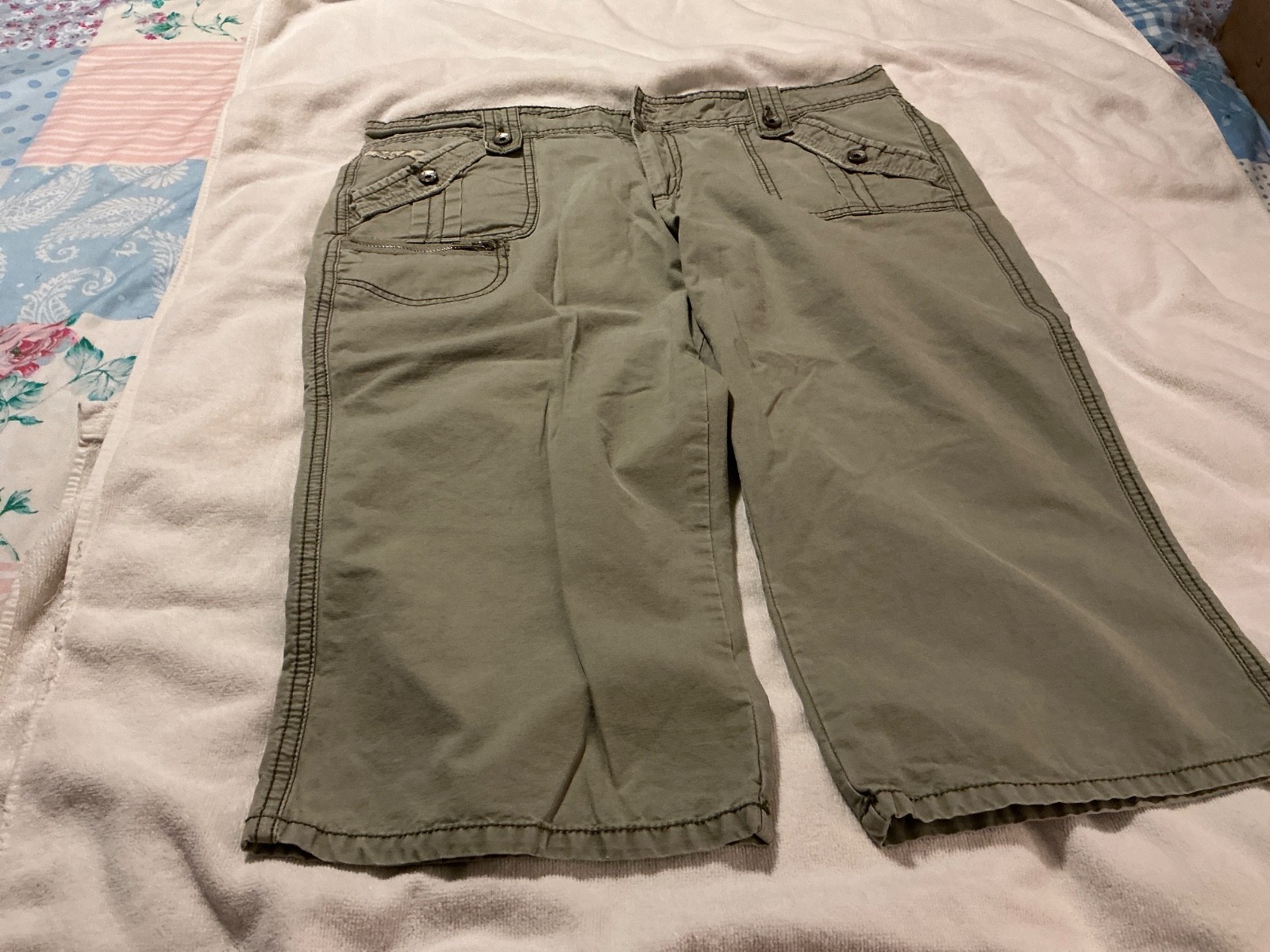 womens Jordache capris, button and siz closure